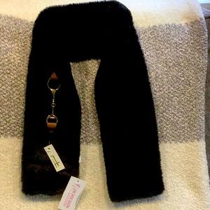 39x5 so pretty! Black fur neck warmer. Cute buckle clasp.